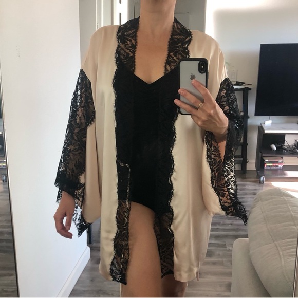 Victoria’s Secret Kimono Robe Lingerie Loungewear Cream Satin Black Lace S - Picture 4 of 9